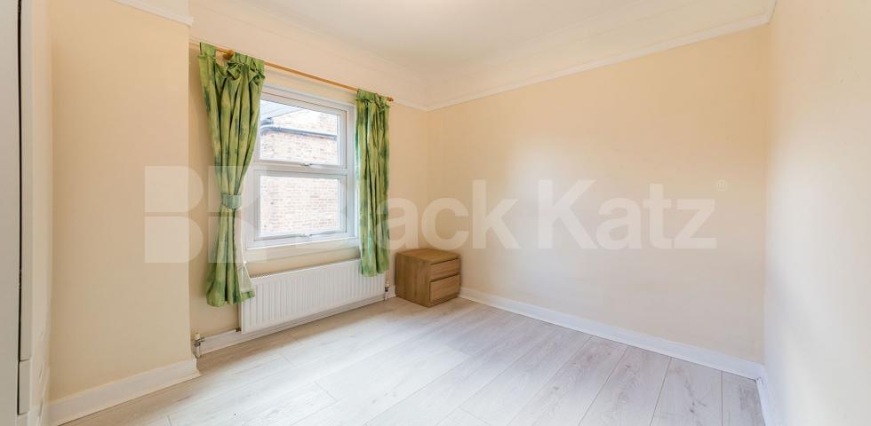 			THIS PROPERTY IS NOW ON HOLD, 2 Bedroom, 1 bath, 1 reception Flat			 Muswell Avenue, Muswell Hill 